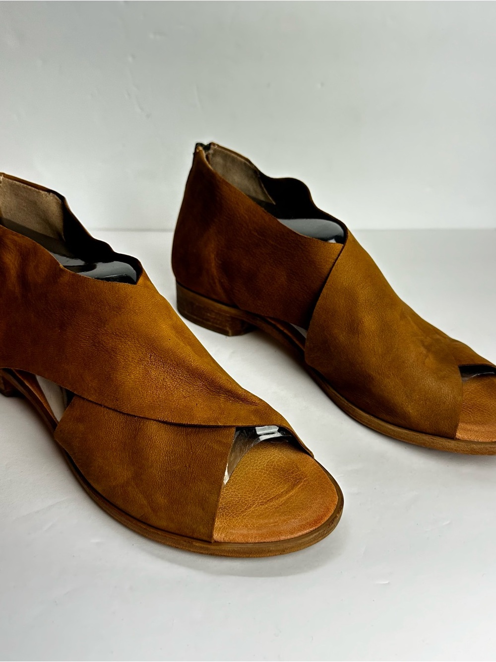 Roan Bed Stu Leather Crossover Sandals Women's Size 9.5 Shoes Brown Zip Back